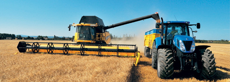 Комбайн New Holland CR 9090 на уборке урожая пшеницы.